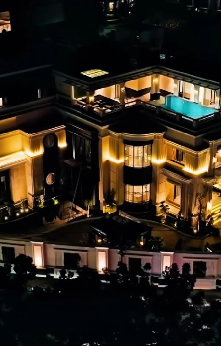 9 Potret rumah baru bos skincare Oky Pratama ini bak istana di pinggir jalan, saking luas pakai 17 ART