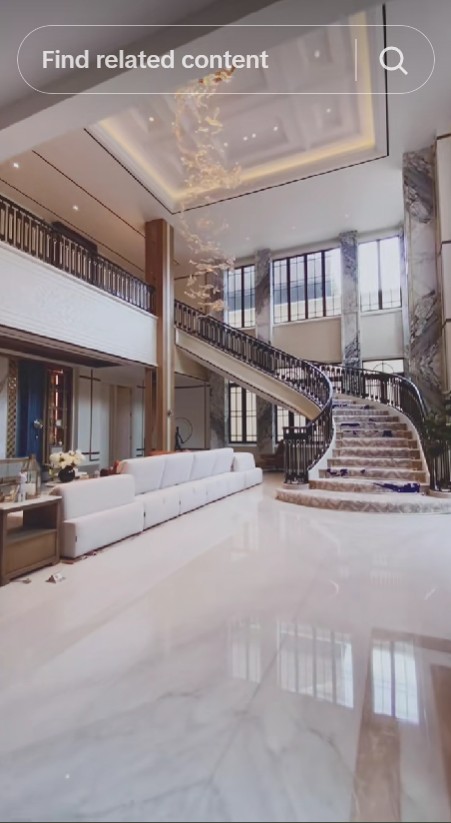 9 Potret rumah baru bos skincare Oky Pratama ini bak istana di pinggir jalan, saking luas pakai 17 ART