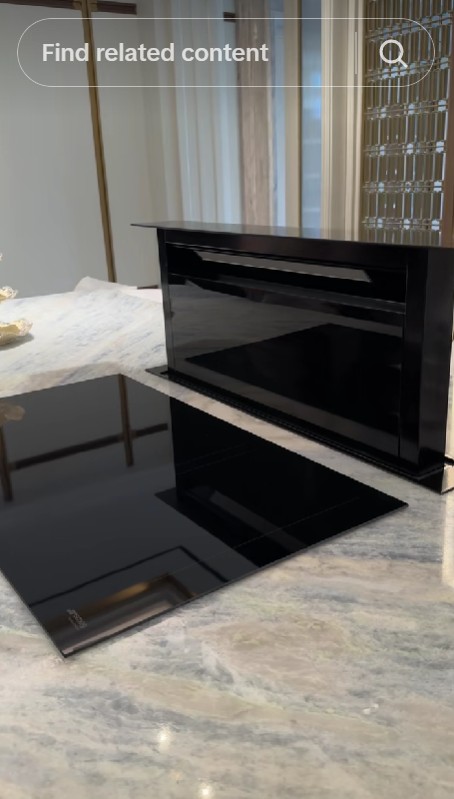 9 Potret rumah baru bos skincare Oky Pratama ini bak istana di pinggir jalan, saking luas pakai 17 ART