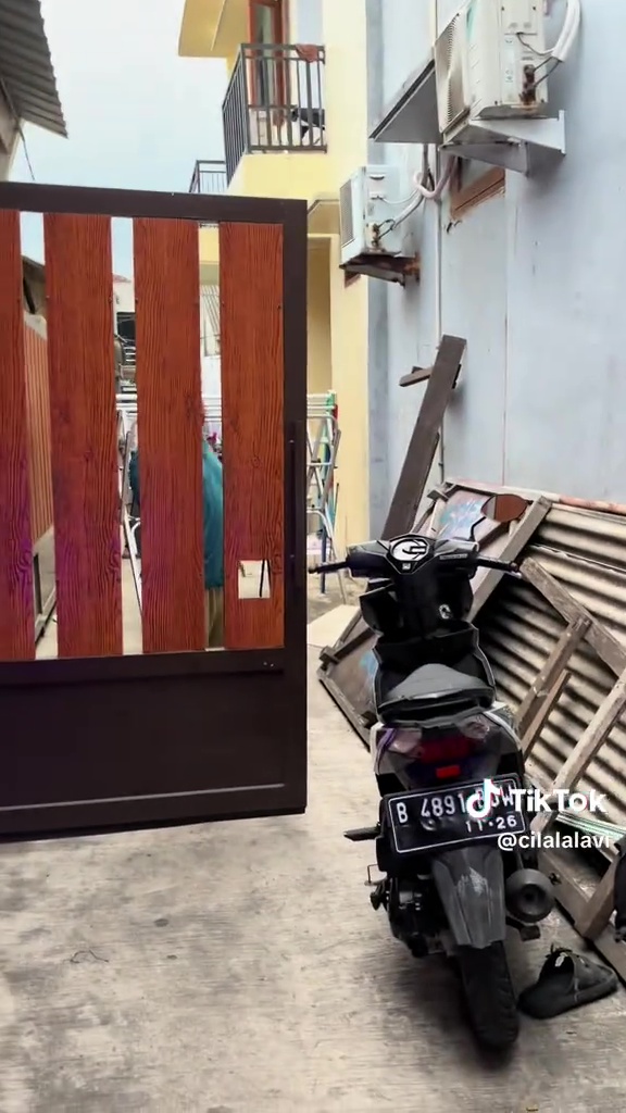 Viral wanita ini kena amuk bapak-bapak dan diusir dari tempat kosnya, begini kronologinya