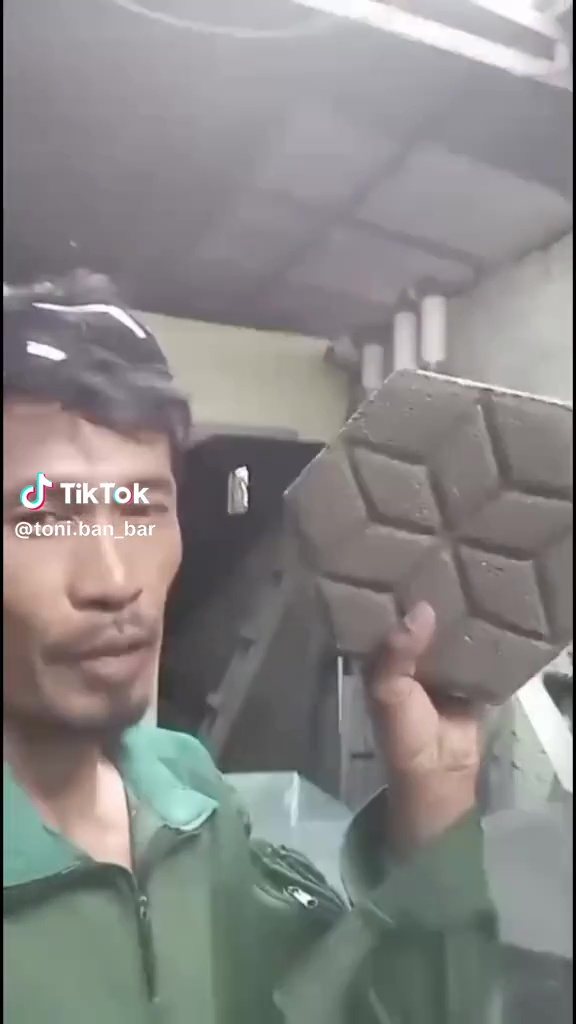 Jadi bank sampah terbaik ke-4, pria ini buat paving block dari sampah plastik tapi dicuekin pemerintah