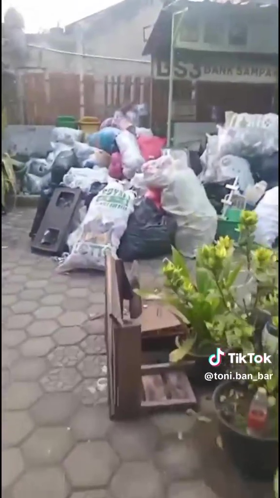 Jadi bank sampah terbaik ke-4, pria ini buat paving block dari sampah plastik tapi dicuekin pemerintah