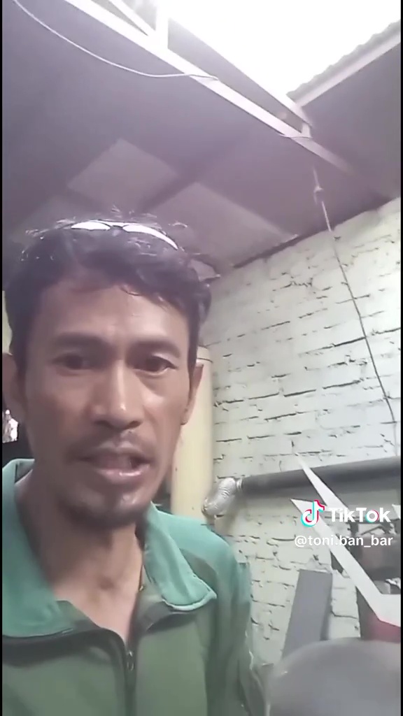 Jadi bank sampah terbaik ke-4, pria ini buat paving block dari sampah plastik tapi dicuekin pemerintah