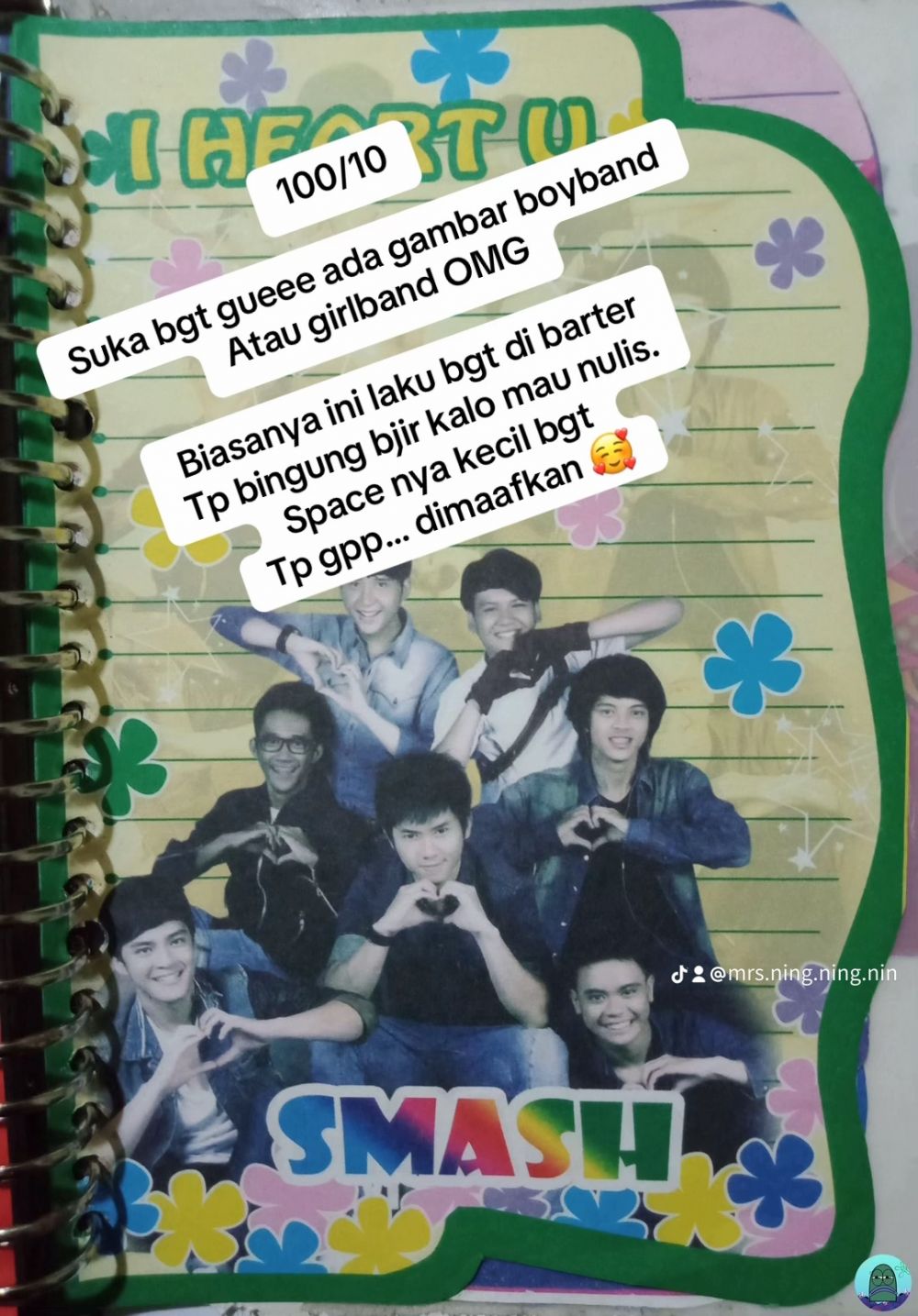 Cewek ini beri rating kertas binder yang jadi koleksi berharga anak 90-an, kamu punya yang mana?