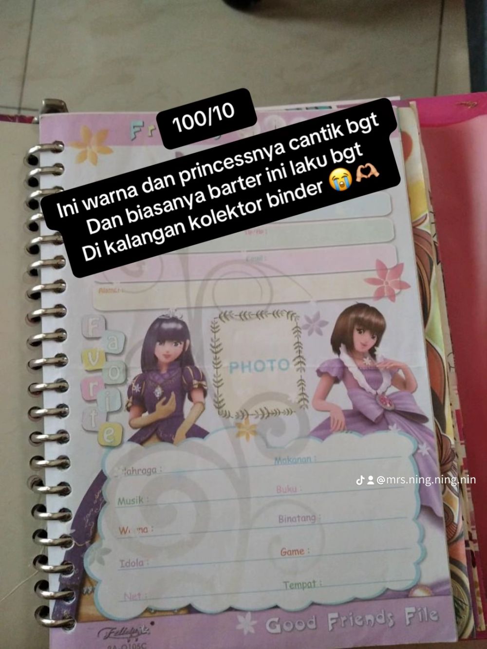 Cewek ini beri rating kertas binder yang jadi koleksi berharga anak 90-an, kamu punya yang mana?