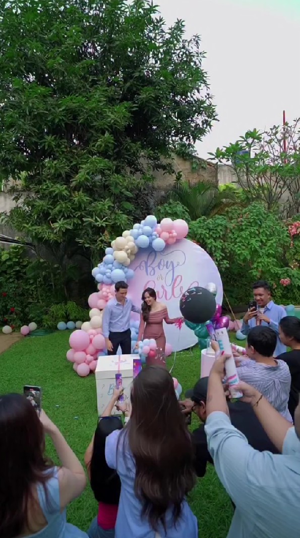 Kehamilannya sempat dirahasiakan, ini 9 potret gender reveal Steffi Zamora dan Nino Fernandez