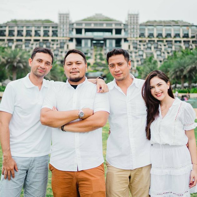 Tetap rukun meski beda kepercayaan, ini 9 potret kebersamaan aktris cantik bareng saudara kandungnya