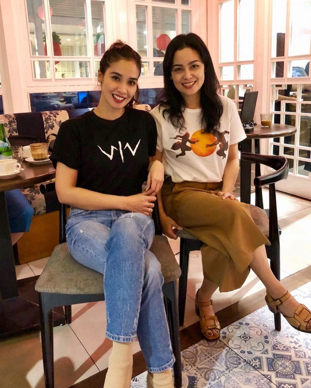 Tetap rukun meski beda kepercayaan, ini 9 potret kebersamaan aktris cantik bareng saudara kandungnya