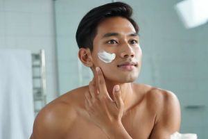 Nggak ribet, ini 7 tips memilih skincare untuk cowok yang baru mulai merawat diri