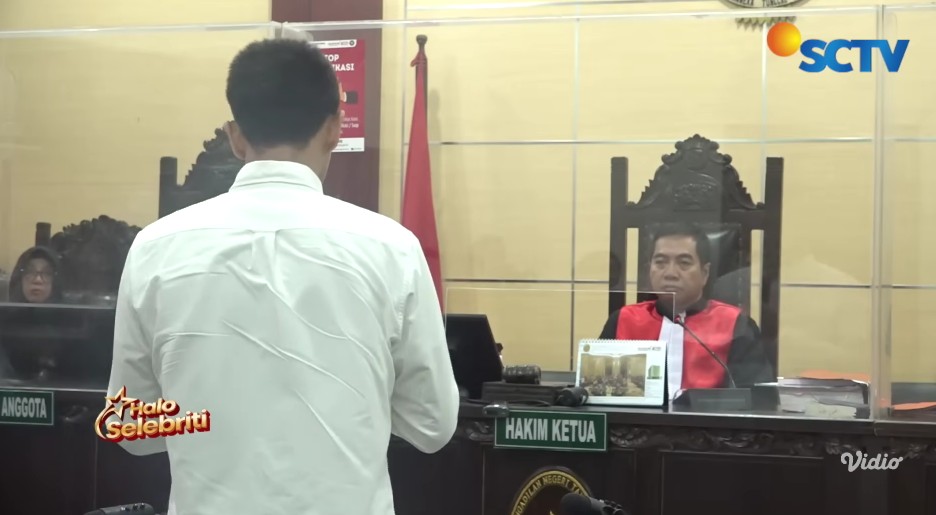 Tangis Jonathan Frizzy saat baca nota pembelaan minta keringanan hukum, singgung Ririn Dwi Ariyanti
