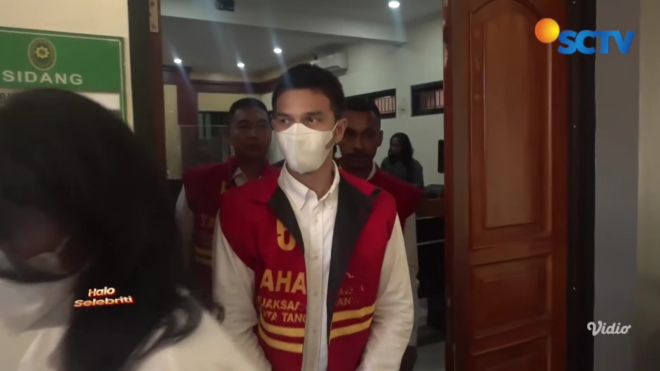 Tangis Jonathan Frizzy saat baca nota pembelaan minta keringanan hukum, singgung Ririn Dwi Ariyanti