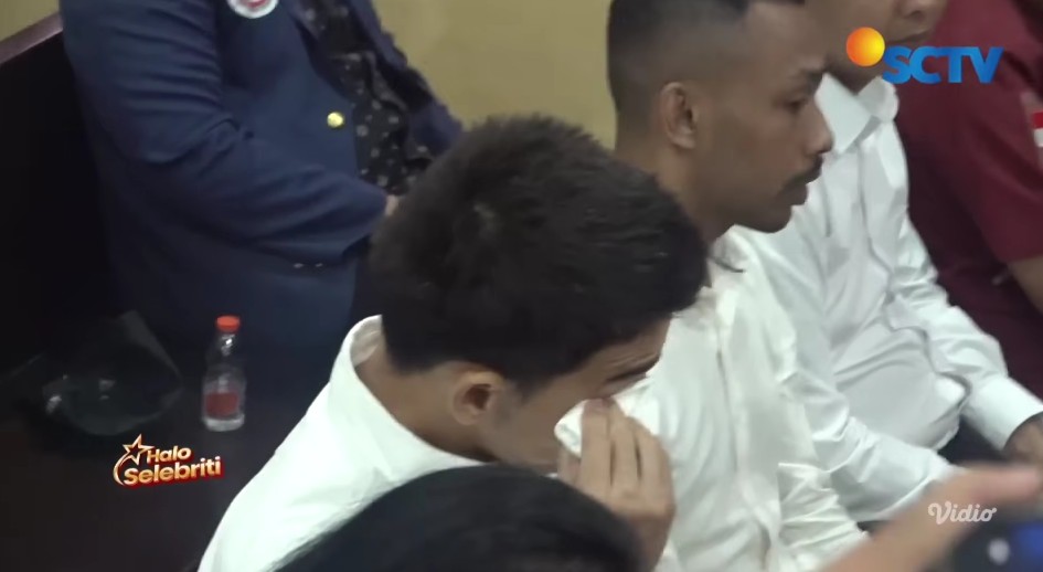 Tangis Jonathan Frizzy saat baca nota pembelaan minta keringanan hukum, singgung Ririn Dwi Ariyanti