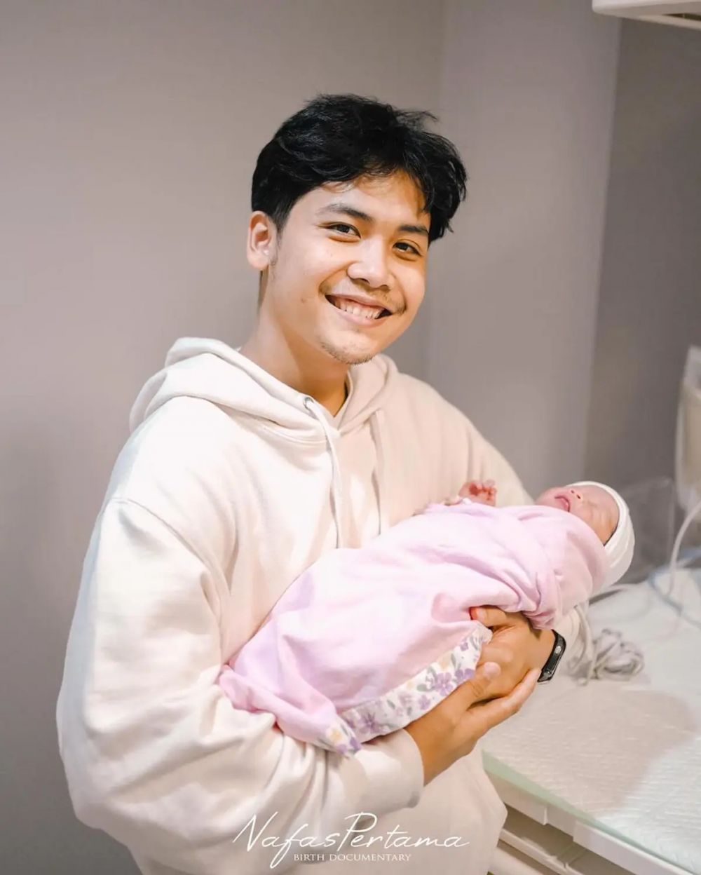 9 Potret Bintang Emon sambut kelahiran anak pertama, beri ungkapan haru untuk perjuangan istri
