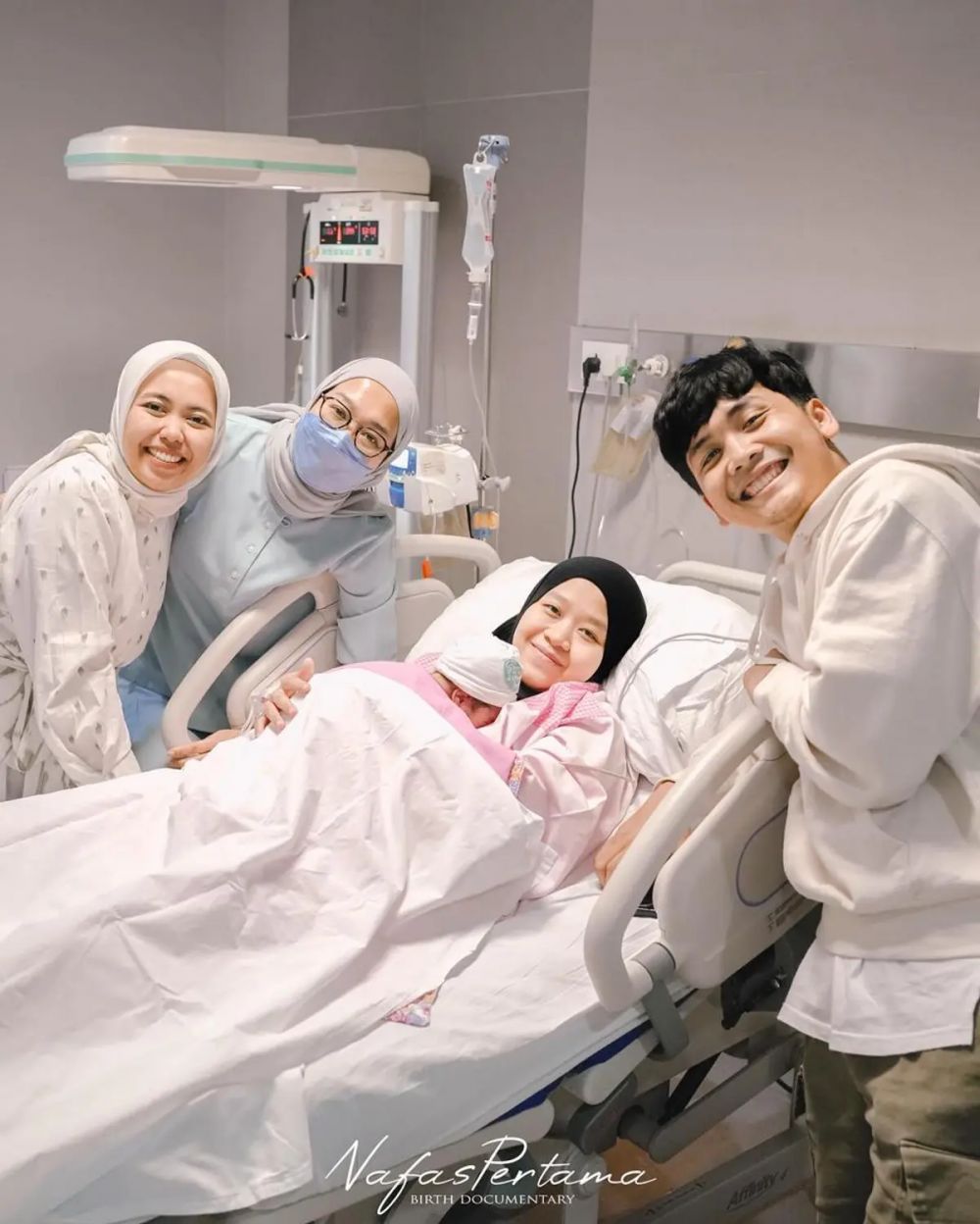 9 Potret Bintang Emon sambut kelahiran anak pertama, beri ungkapan haru untuk perjuangan istri