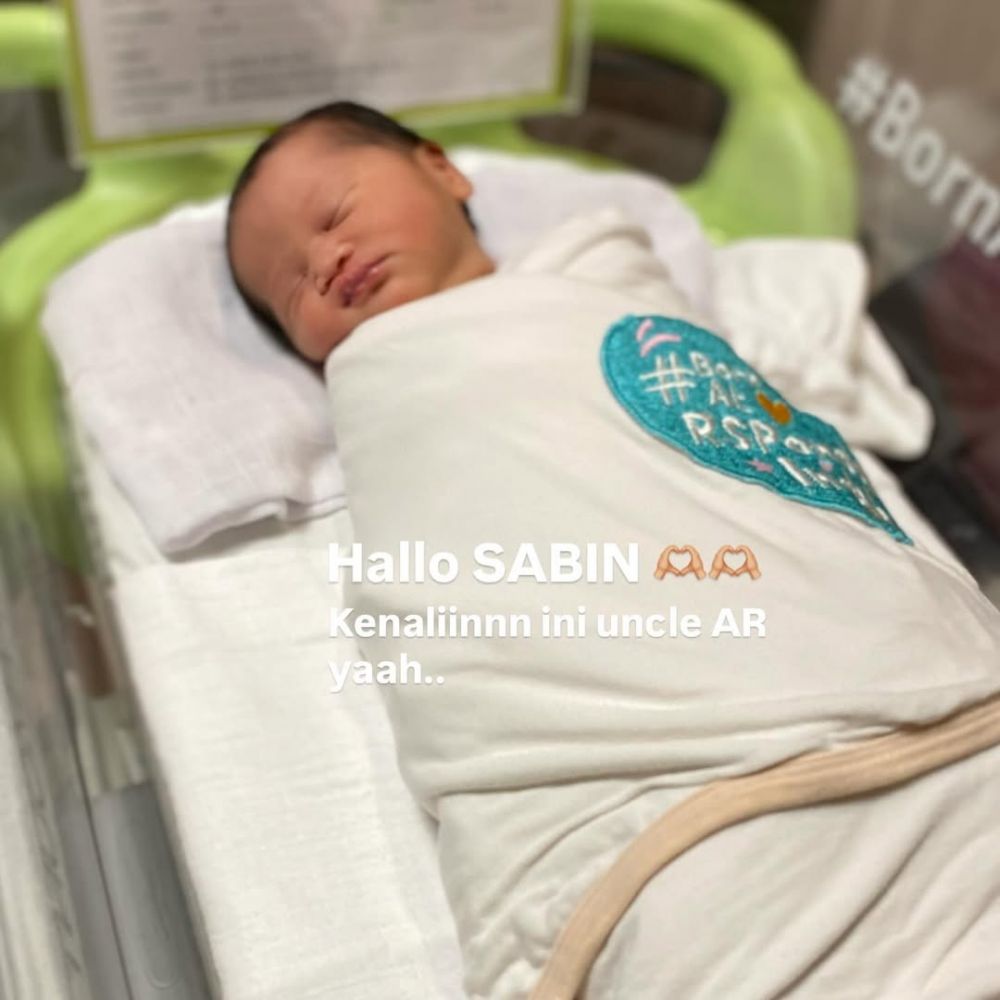 9 Potret Bintang Emon sambut kelahiran anak pertama, beri ungkapan haru untuk perjuangan istri