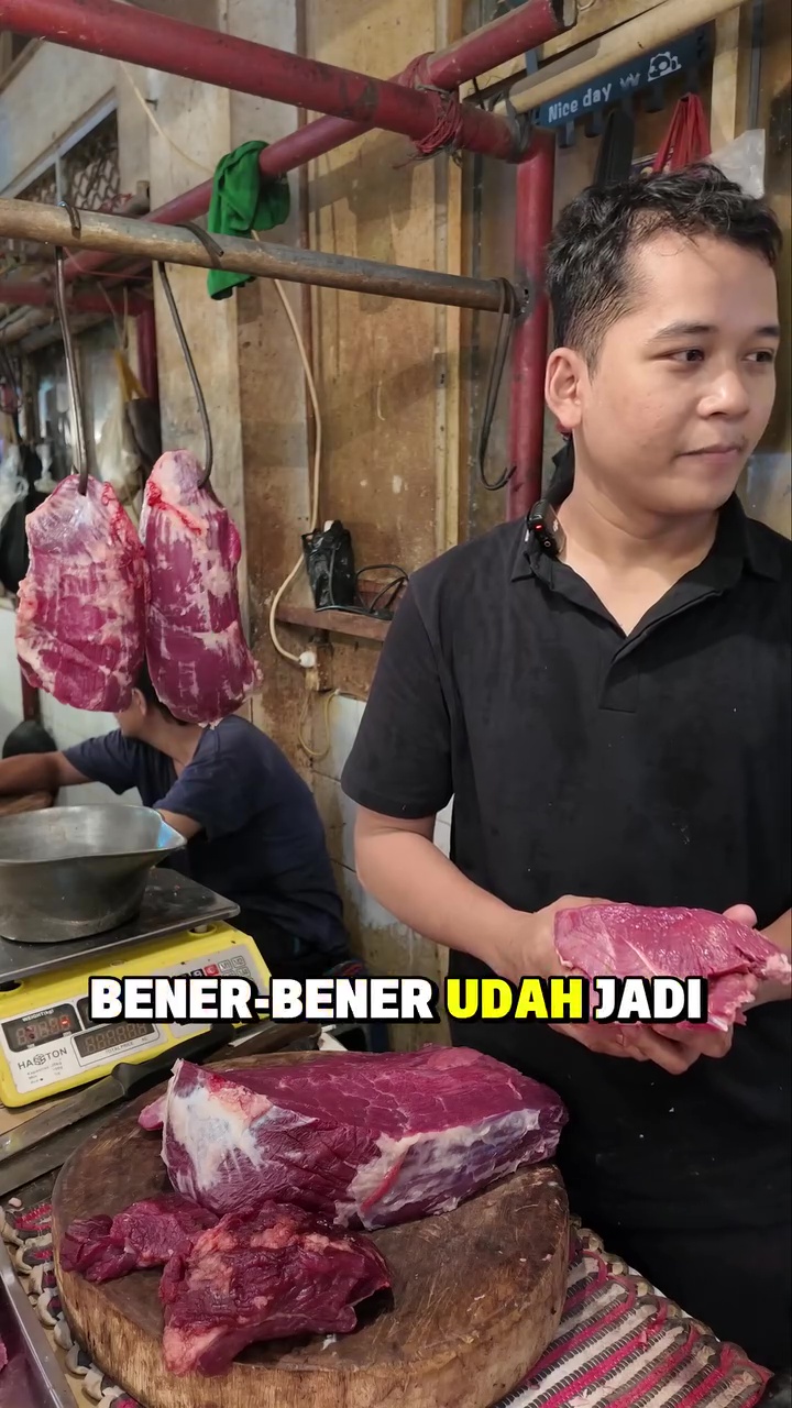 Jangan asal tumpuk di freezer, pedagang ini bagikan trik simpan daging agar tak menghitam dan bau