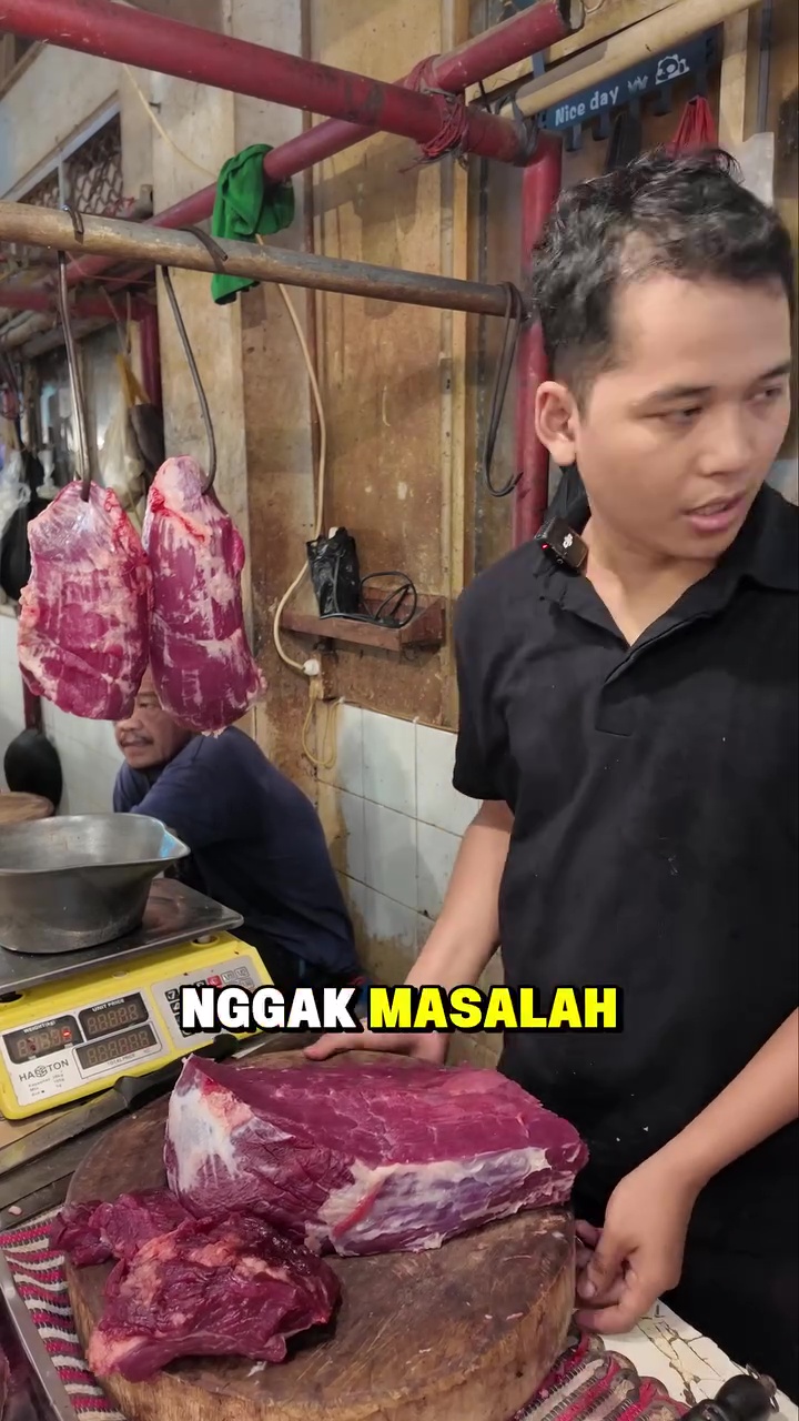 Jangan asal tumpuk di freezer, pedagang ini bagikan trik simpan daging agar tak menghitam dan bau