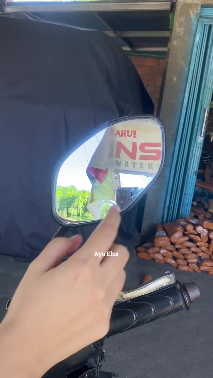 Kaca spion mudah berembun saat hujan? Coba gosok dengan 1 bahan makanan ini agar waterproof 