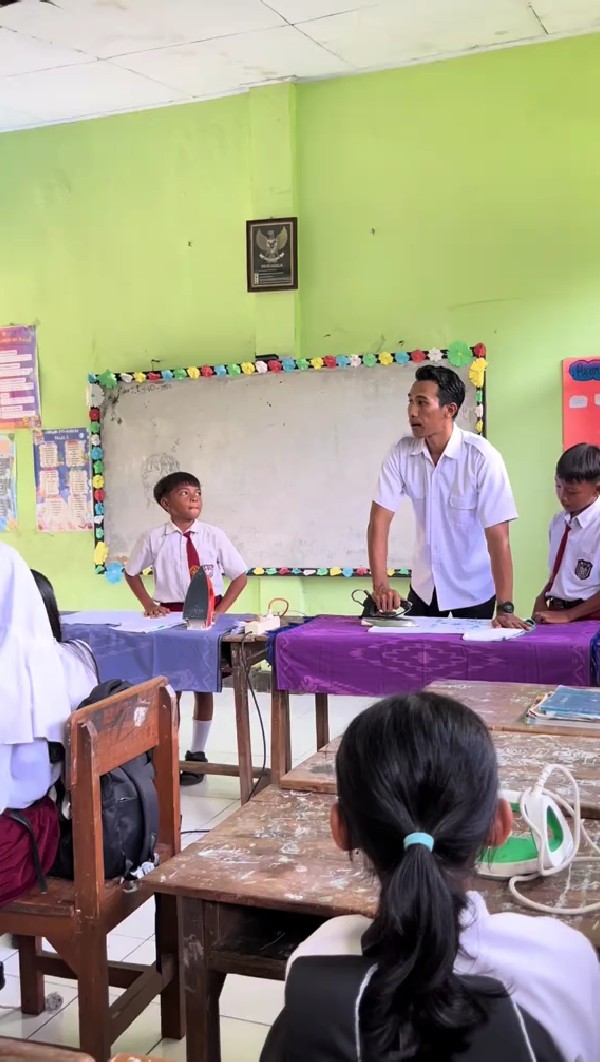 Tolak budaya patriarki, guru ajarkan siswa SD skill dasar menyetrika, tuai apresiasi para orang tua