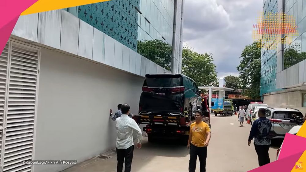 Billy Syahputra beri Vika Kolesnaya hadiah mobil mewah Rp1,7 M usai melahirkan, ini 7 potretnya