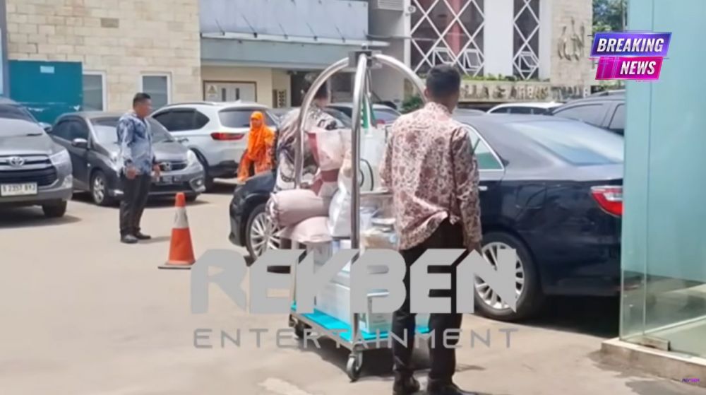 Billy Syahputra beri Vika Kolesnaya hadiah mobil mewah Rp1,7 M usai melahirkan, ini 7 potretnya