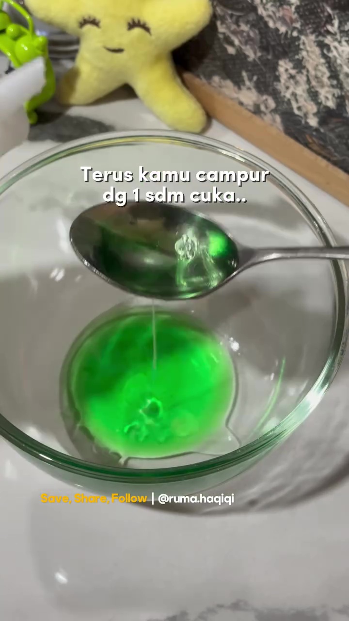 Cara bersihkan pintu kulkas berdebu agar kinclong tanpa bekas air, dijamin nggak mudah kotor lagi