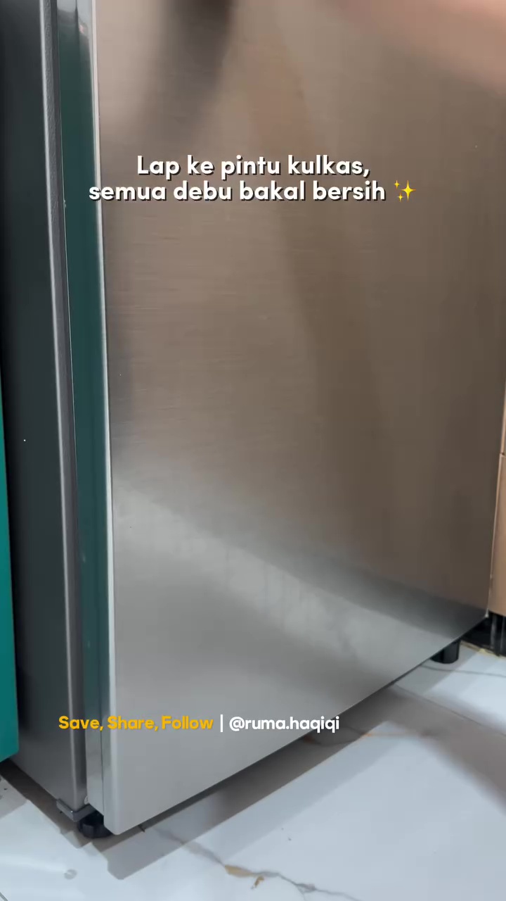 Cara bersihkan pintu kulkas berdebu agar kinclong tanpa bekas air, dijamin nggak mudah kotor lagi