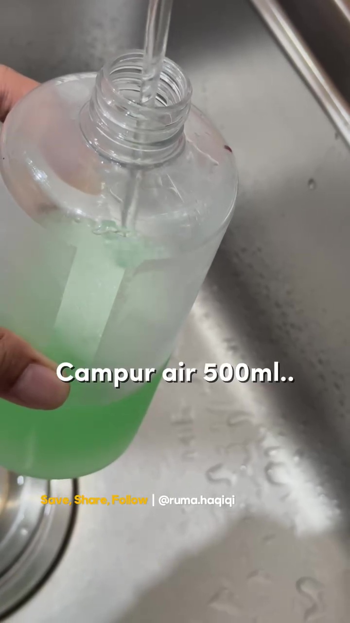 Cara bersihkan pintu kulkas berdebu agar kinclong tanpa bekas air, dijamin nggak mudah kotor lagi