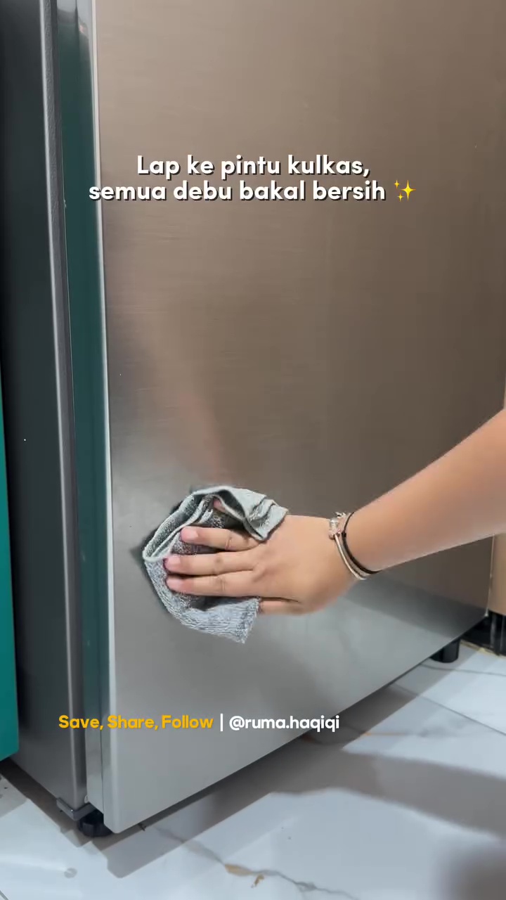 Cara bersihkan pintu kulkas berdebu agar kinclong tanpa bekas air, dijamin nggak mudah kotor lagi