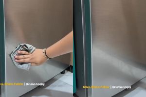 Cara bersihkan pintu kulkas berdebu agar kinclong tanpa bekas air, dijamin nggak mudah kotor lagi
