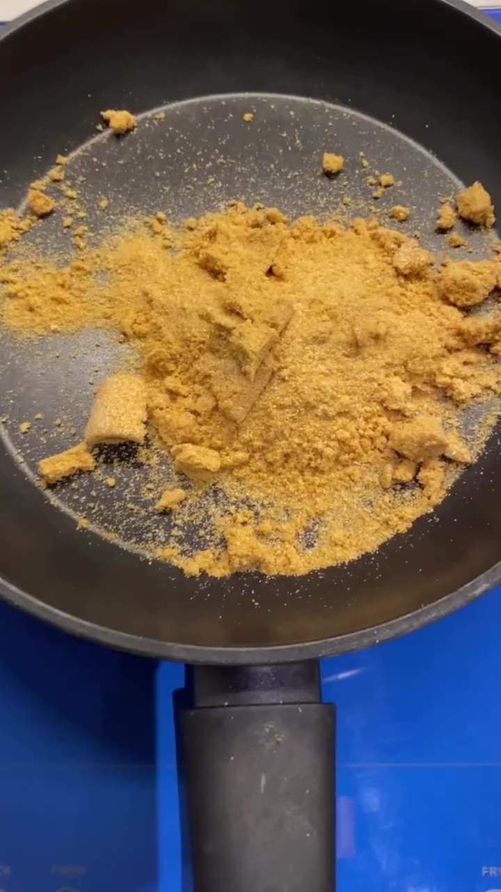 Bumbu dapur bubuk menggumpal padahal belum kedaluwarsa? Wanita ini bagikan trik antigagal mengatasinya