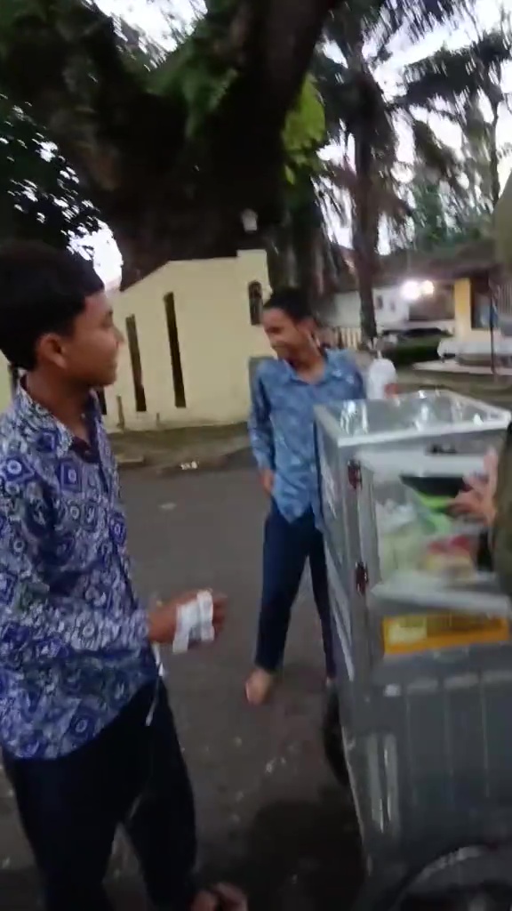Momen siswa jajan di pinggir jalan sambil bawa infus usai keracunan MBG, warganet auto geleng-geleng
