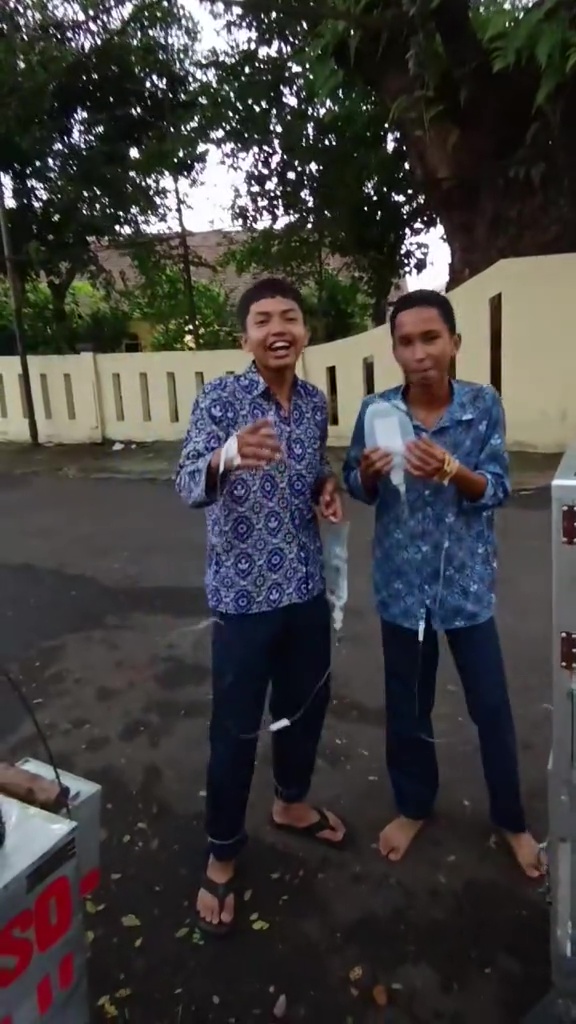 Momen siswa jajan di pinggir jalan sambil bawa infus usai keracunan MBG, warganet auto geleng-geleng