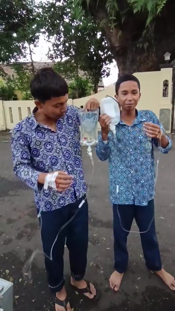 Momen siswa jajan di pinggir jalan sambil bawa infus usai keracunan MBG, warganet auto geleng-geleng