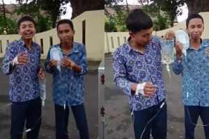 Momen siswa jajan di pinggir jalan sambil bawa infus usai keracunan MBG, warganet auto geleng-geleng
