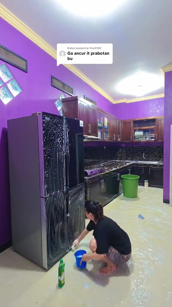 Cara wanita bersihkan perabot dapurnya ini di luar kebiasaan banyak orang, warganet peringatkan bahaya