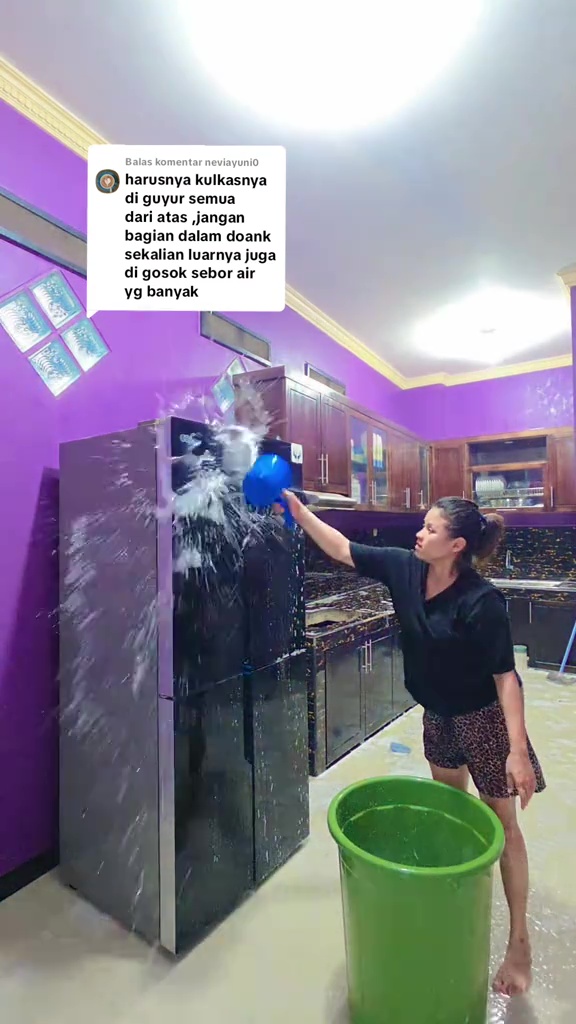 Cara wanita bersihkan perabot dapurnya ini di luar kebiasaan banyak orang, warganet peringatkan bahaya