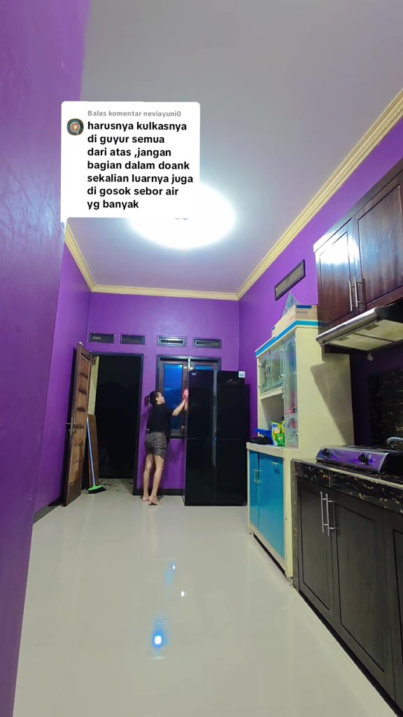 Cara wanita bersihkan perabot dapurnya ini di luar kebiasaan banyak orang, warganet peringatkan bahaya