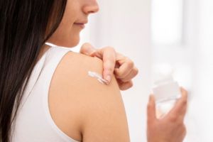 10 Body serum untuk kulit kering dan sensitif, harga di bawah Rp 100 ribu