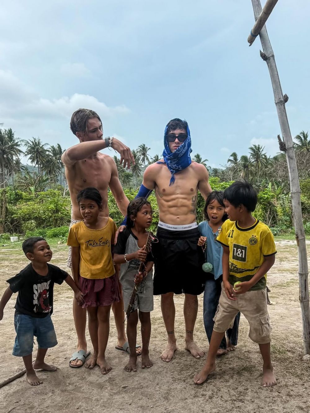 Melokal banget, ini 7 potret momen pembalap MotoGP joget Tabola Bale hingga beli bensin eceran