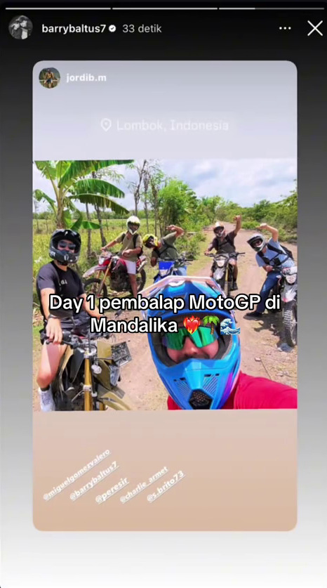 Melokal banget, ini 7 potret momen pembalap MotoGP joget Tabola Bale hingga beli bensin eceran