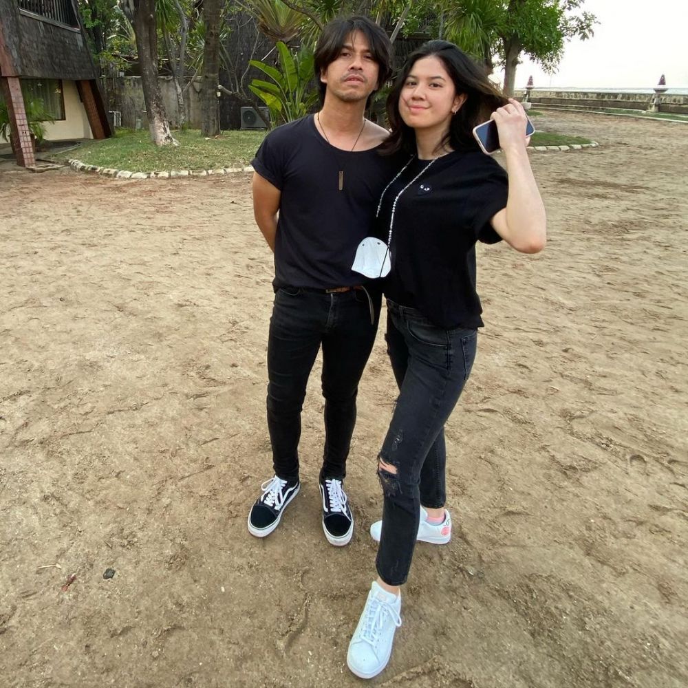 Usia selisih puluhan tahun malah sering dikira pacaran, ini potret 9 seleb ganteng bareng putrinya