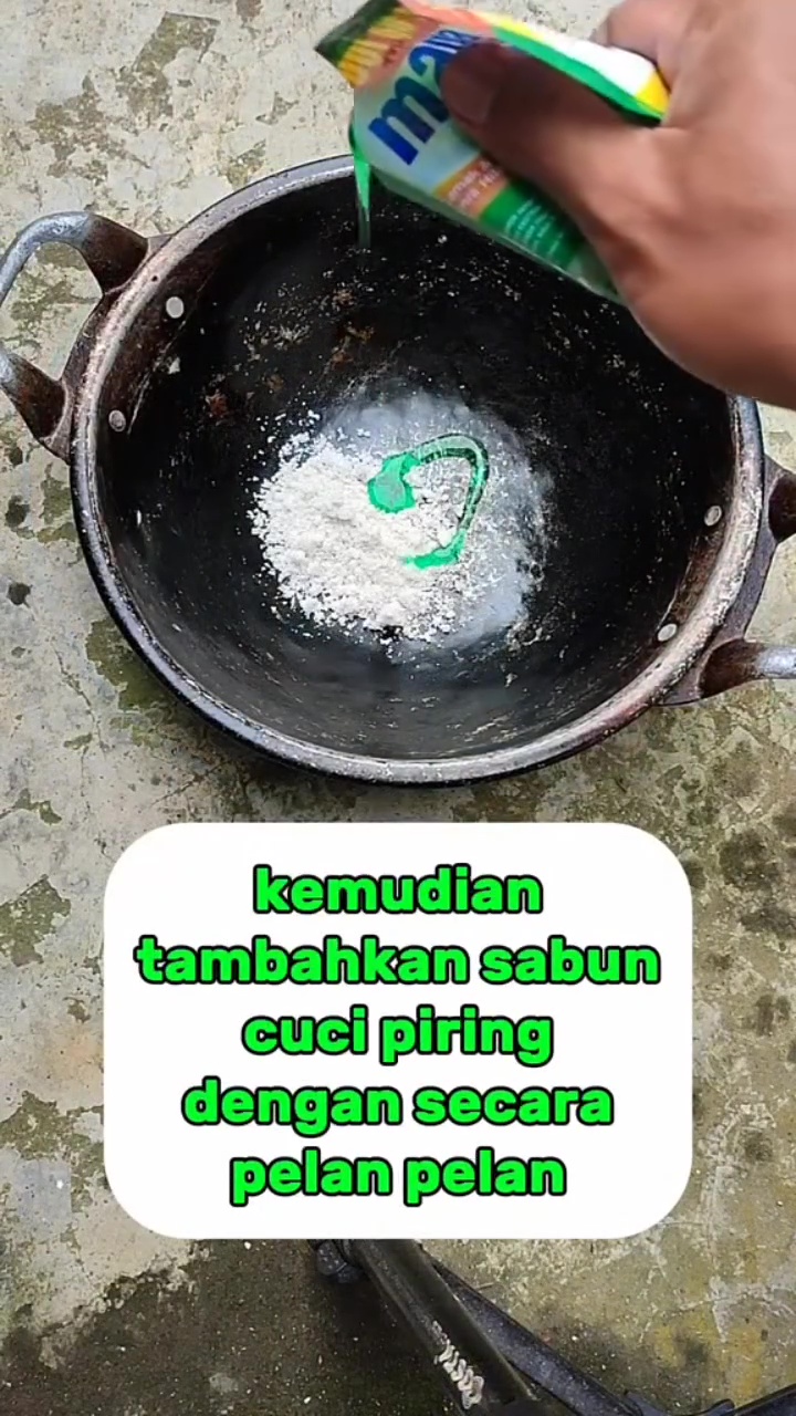 Wajan berminyak jangan cuma dicuci pakai sabun, tambahkan 1 bahan dapur ini biar makin hemat