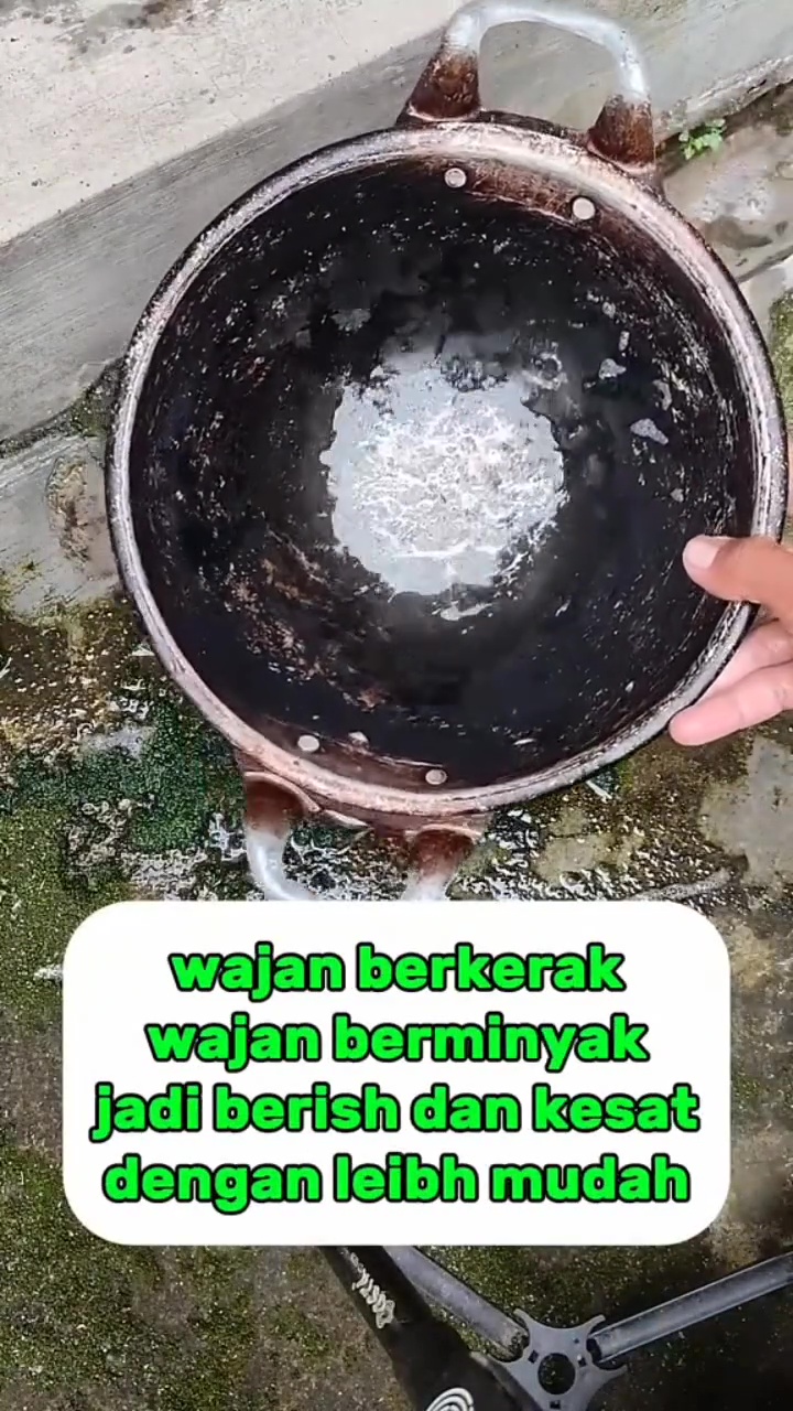 Wajan berminyak jangan cuma dicuci pakai sabun, tambahkan 1 bahan dapur ini biar makin hemat