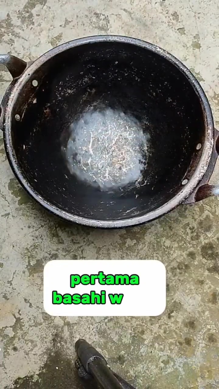 Wajan berminyak jangan cuma dicuci pakai sabun, tambahkan 1 bahan dapur ini biar makin hemat