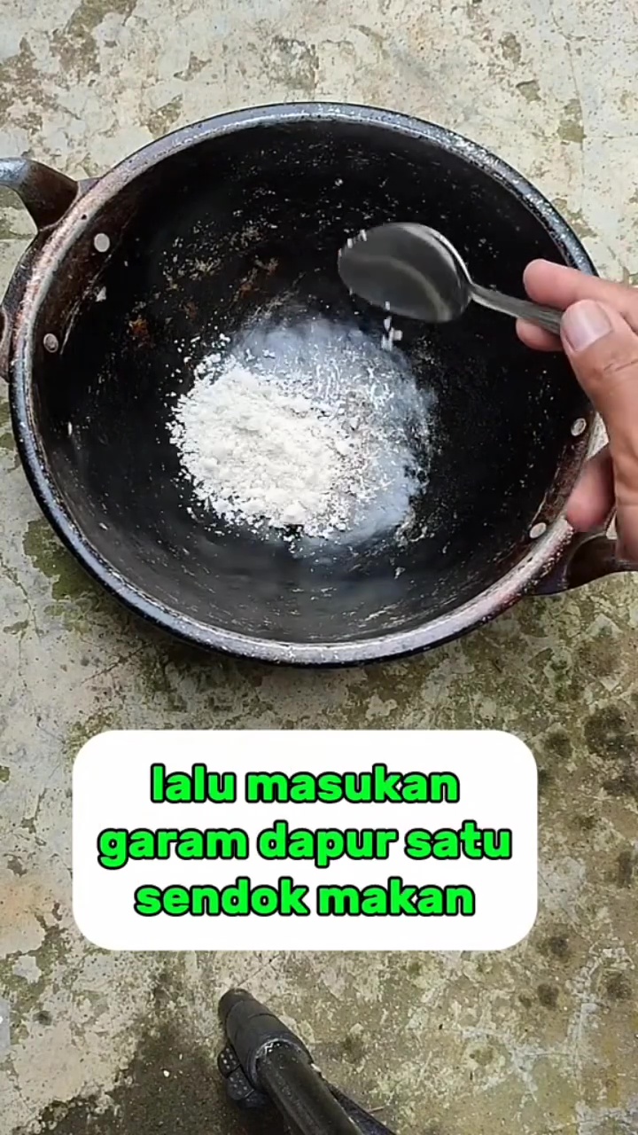 Wajan berminyak jangan cuma dicuci pakai sabun, tambahkan 1 bahan dapur ini biar makin hemat