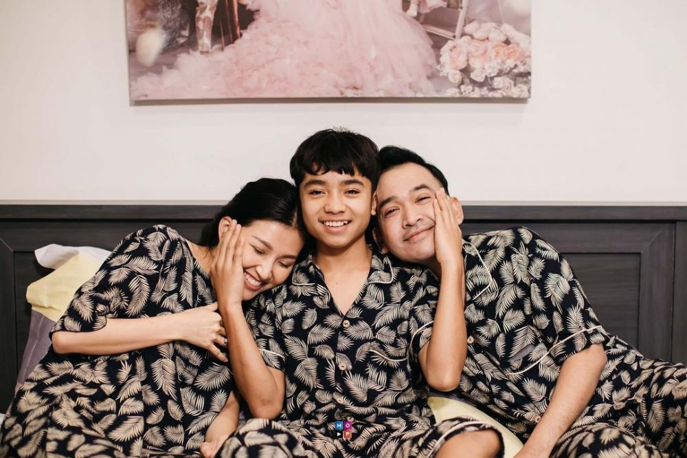 Berikan kasih sayang setara dengan anak kandung, begini potret kebersamaan 9 seleb bareng anak angkat