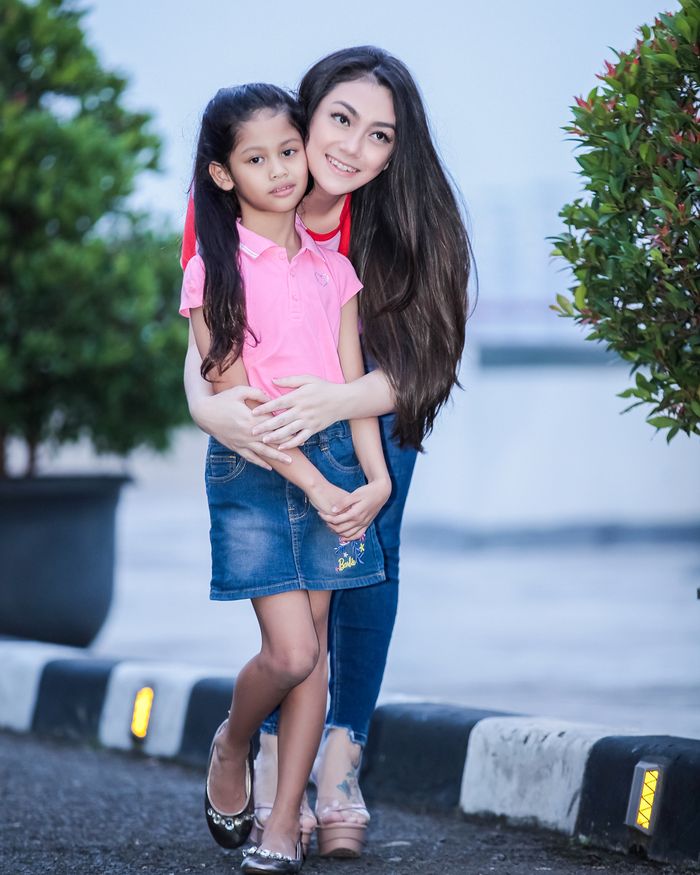 Berikan kasih sayang setara dengan anak kandung, begini potret kebersamaan 9 seleb bareng anak angkat