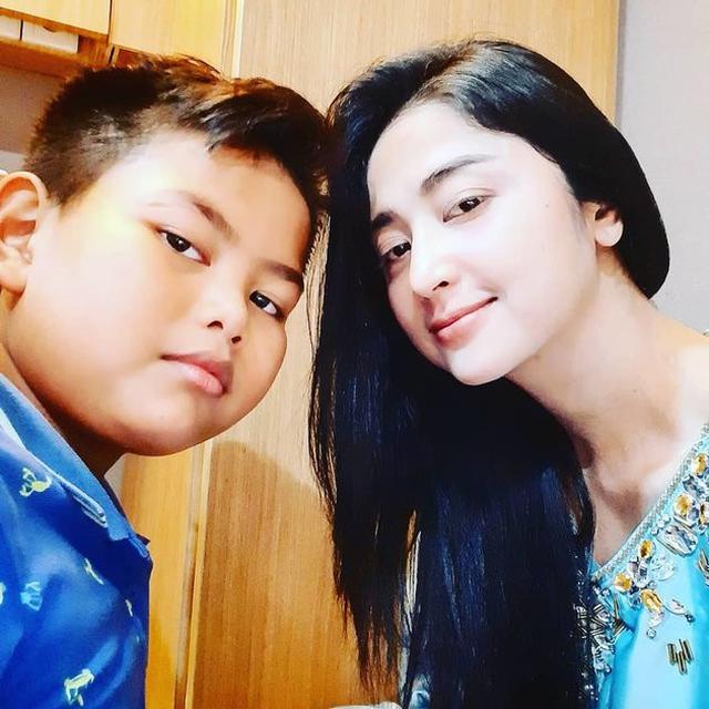 Berikan kasih sayang setara dengan anak kandung, begini potret kebersamaan 9 seleb bareng anak angkat