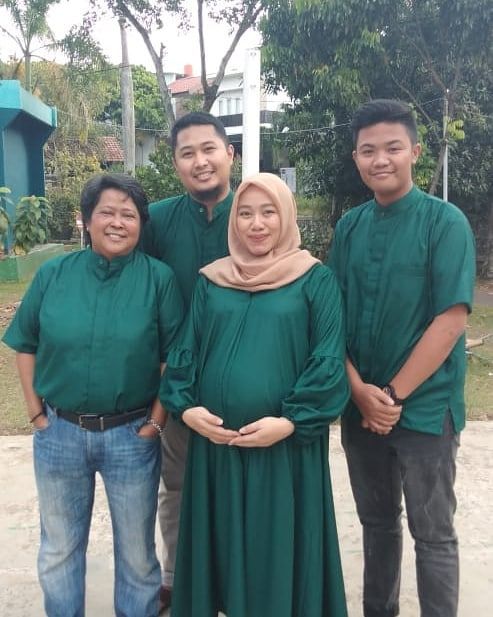 Berikan kasih sayang setara dengan anak kandung, begini potret kebersamaan 9 seleb bareng anak angkat